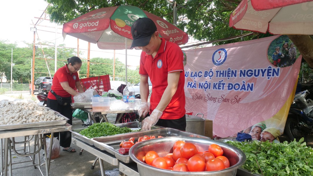 Những suất ăn tràn đầy tình yêu thương