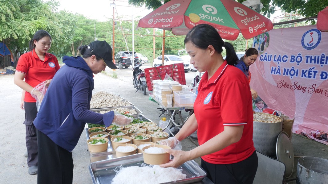 Những suất ăn tràn đầy tình yêu thương