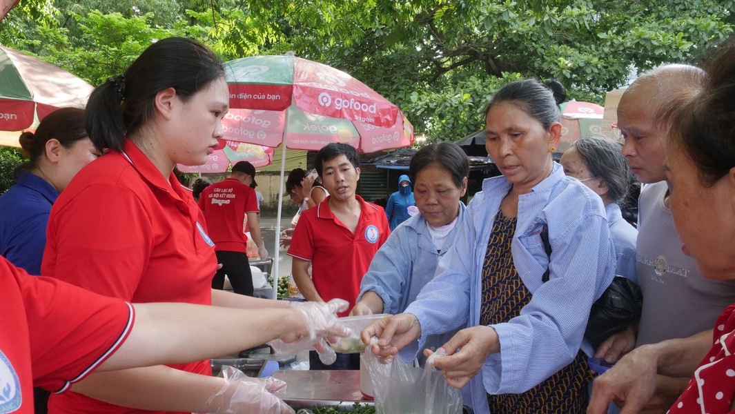 Những suất ăn tràn đầy tình yêu thương