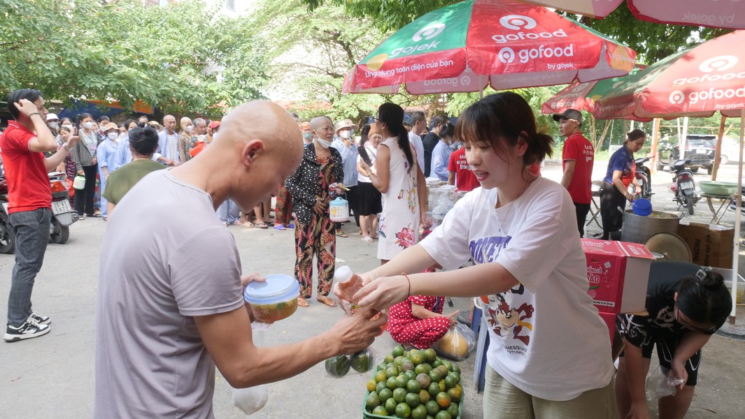 Những suất ăn tràn đầy tình yêu thương