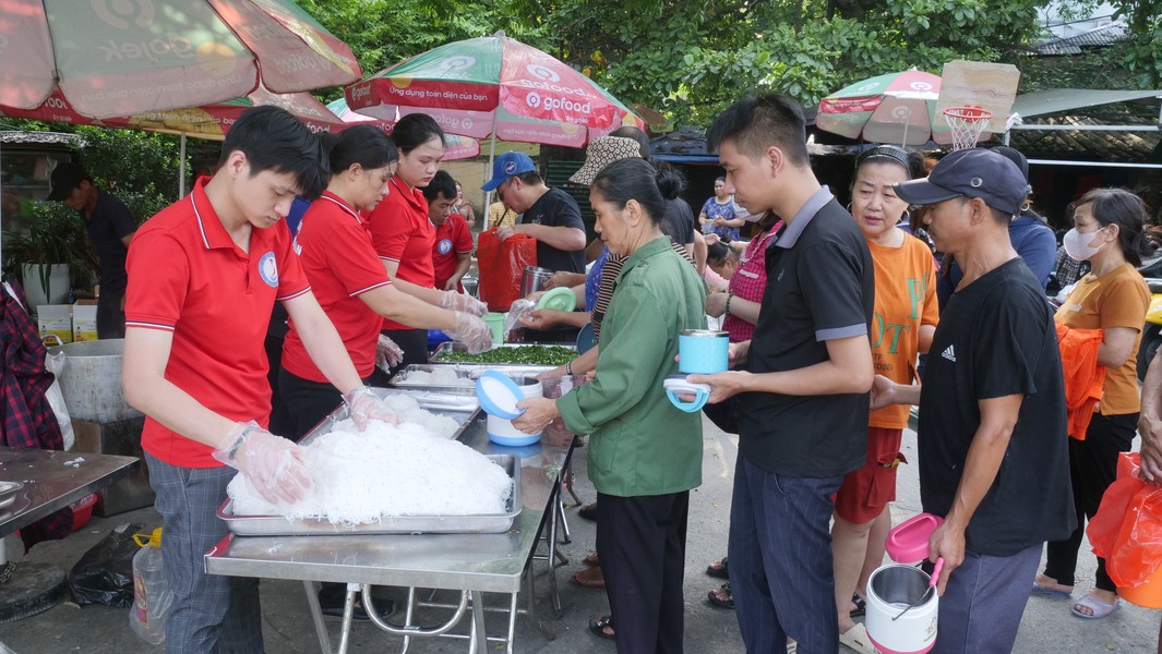 Những suất ăn tràn đầy tình yêu thương