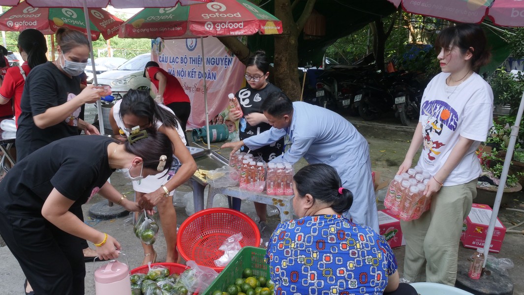 Những suất ăn tràn đầy tình yêu thương