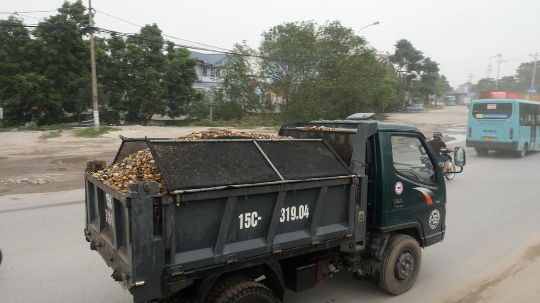 Nỗi lo mất ATGT từ xe tải làm rơi vãi vật liệu xây dựng xuống đường