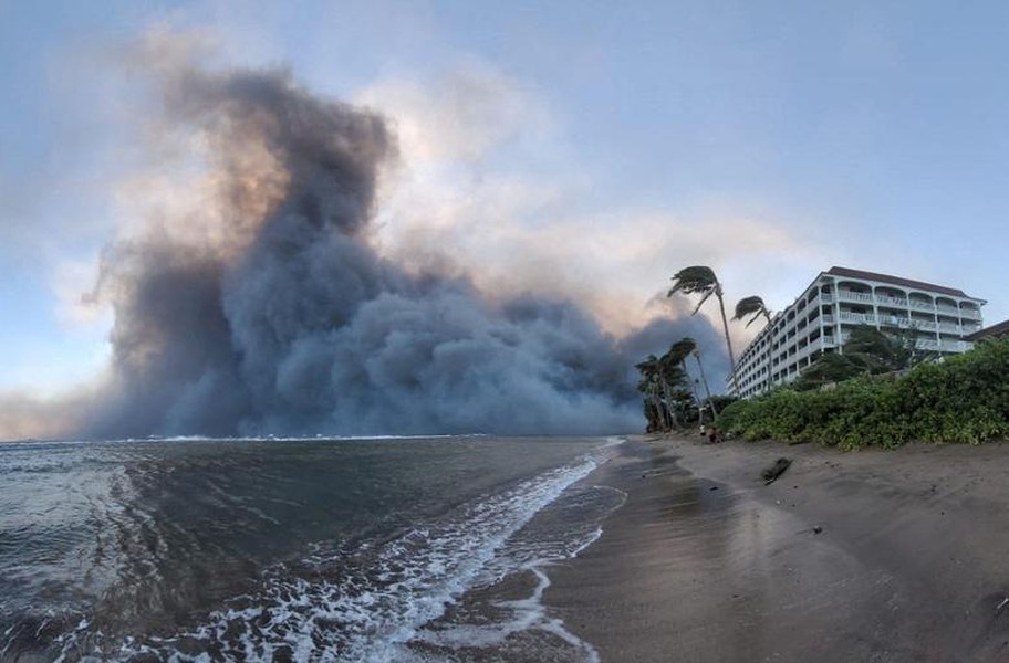 Cận cảnh cháy rừng chưa từng có ở Hawaii, 6 người thiệt mạng 