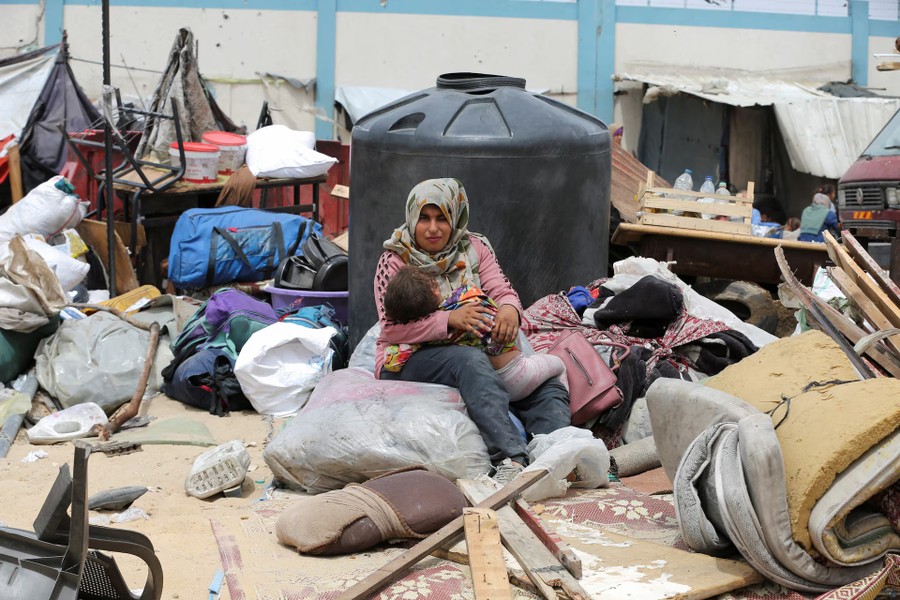 Cảnh người dân tuyệt vọng tìm đường tháo chạy khỏi Rafah