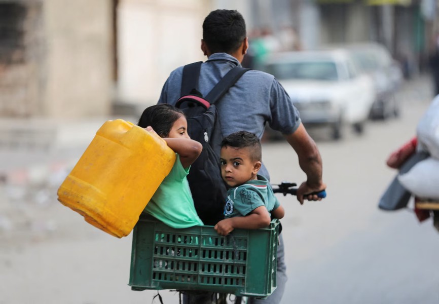 Cảnh người dân tuyệt vọng tìm đường tháo chạy khỏi Rafah