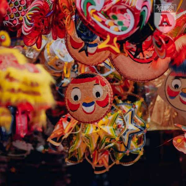 Ngỡ ngàng trước vẻ đẹp của những món đồ chơi Trung thu truyền thống trên phố cổ Hà Nội