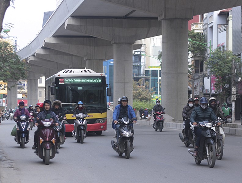 [ẢNH] Người dân Hà Nội co ro trong cái rét đậm nhất mùa