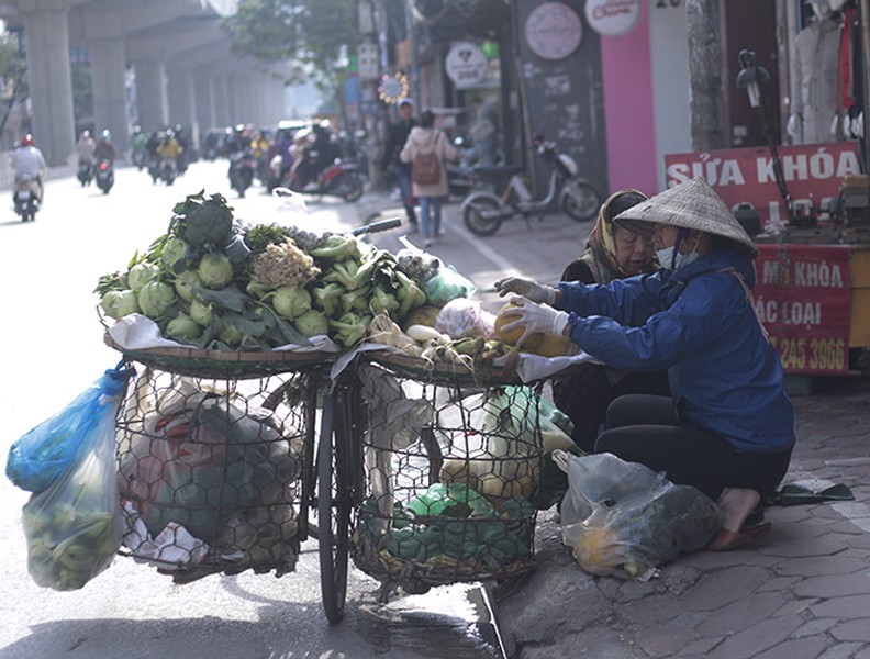 [ẢNH] Người dân Hà Nội co ro trong cái rét đậm nhất mùa