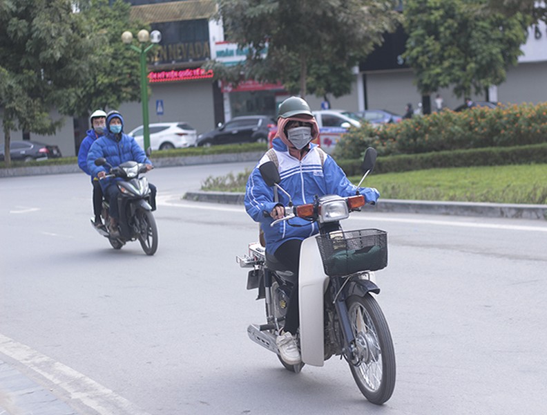 [ẢNH] Người dân Hà Nội co ro trong cái rét đậm nhất mùa