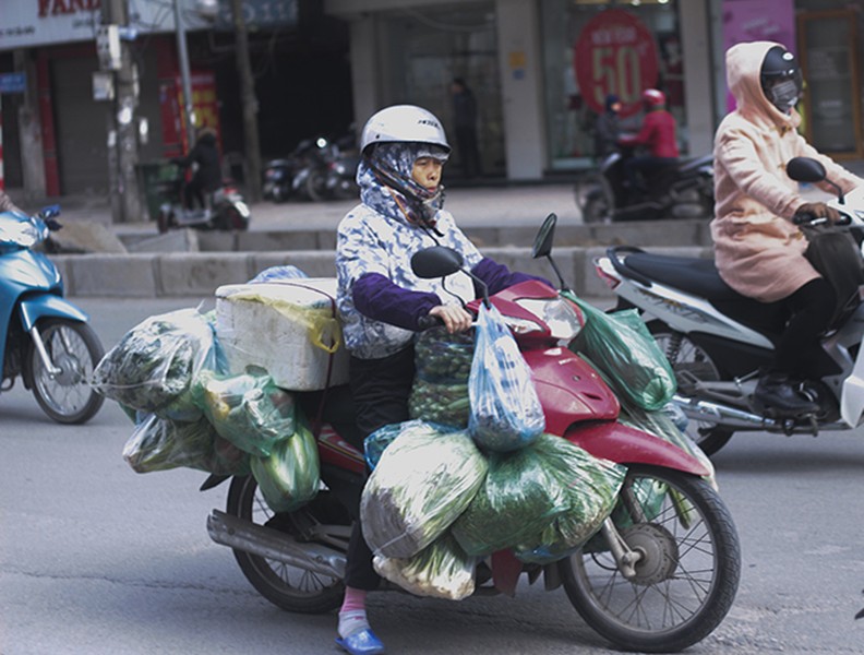 [ẢNH] Người dân Hà Nội co ro trong cái rét đậm nhất mùa