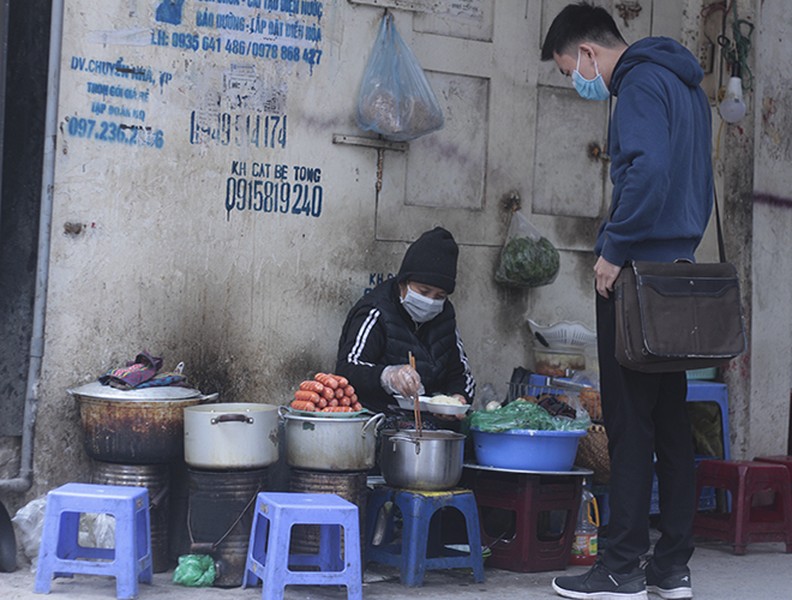 [ẢNH] Người dân Hà Nội co ro trong cái rét đậm nhất mùa