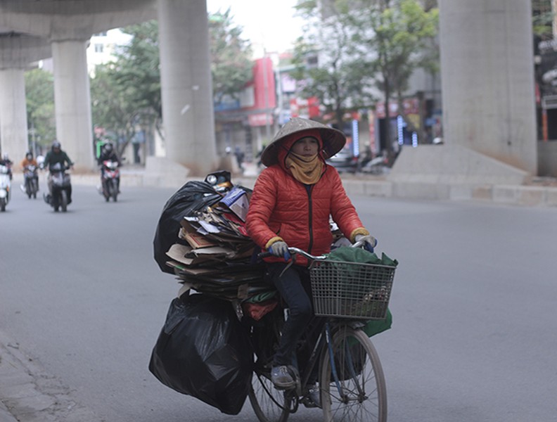 [ẢNH] Người dân Hà Nội co ro trong cái rét đậm nhất mùa