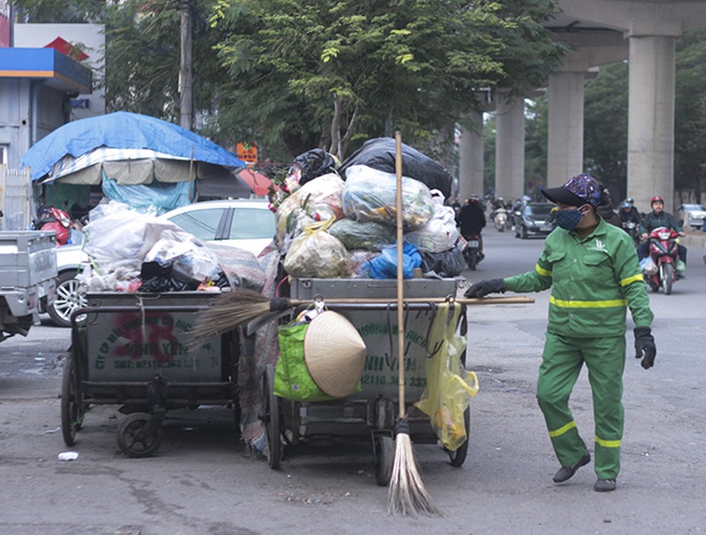 [ẢNH] Người dân Hà Nội co ro trong cái rét đậm nhất mùa