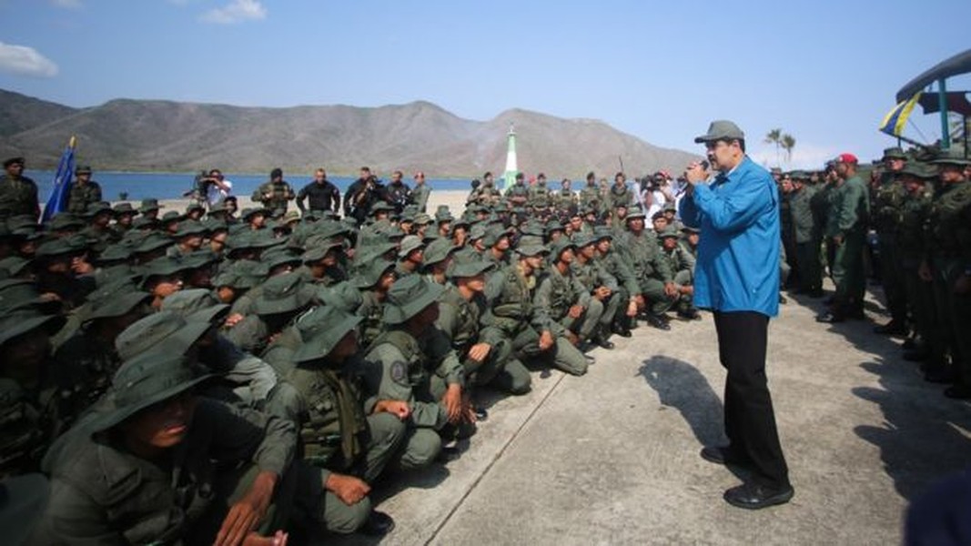 [ẢNH] Venezuela tịch thu lô vũ khí chuyển từ Mỹ trong tình hình nóng