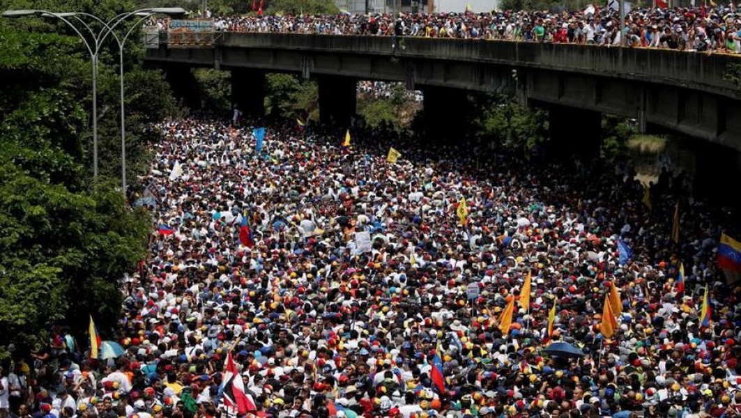 [ẢNH] Venezuela tịch thu lô vũ khí chuyển từ Mỹ trong tình hình nóng