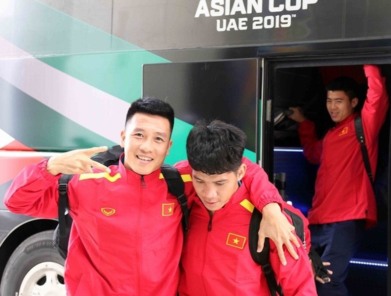 [ẢNH] ĐT Việt Nam được chào đón tưng bừng khi đặt chân đến UAE dự Asian Cup