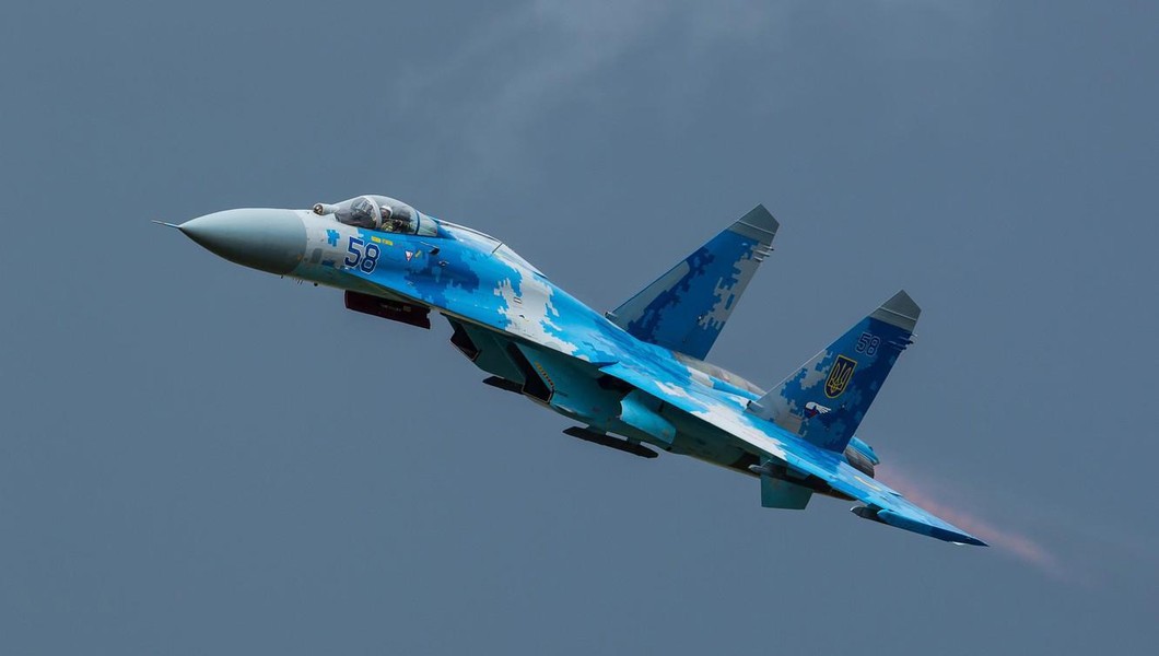 Su-27 Ukraine bị Nga bắn cháy ngay thời điểm ông Zelensky thăm chiến tuyến miền Đông