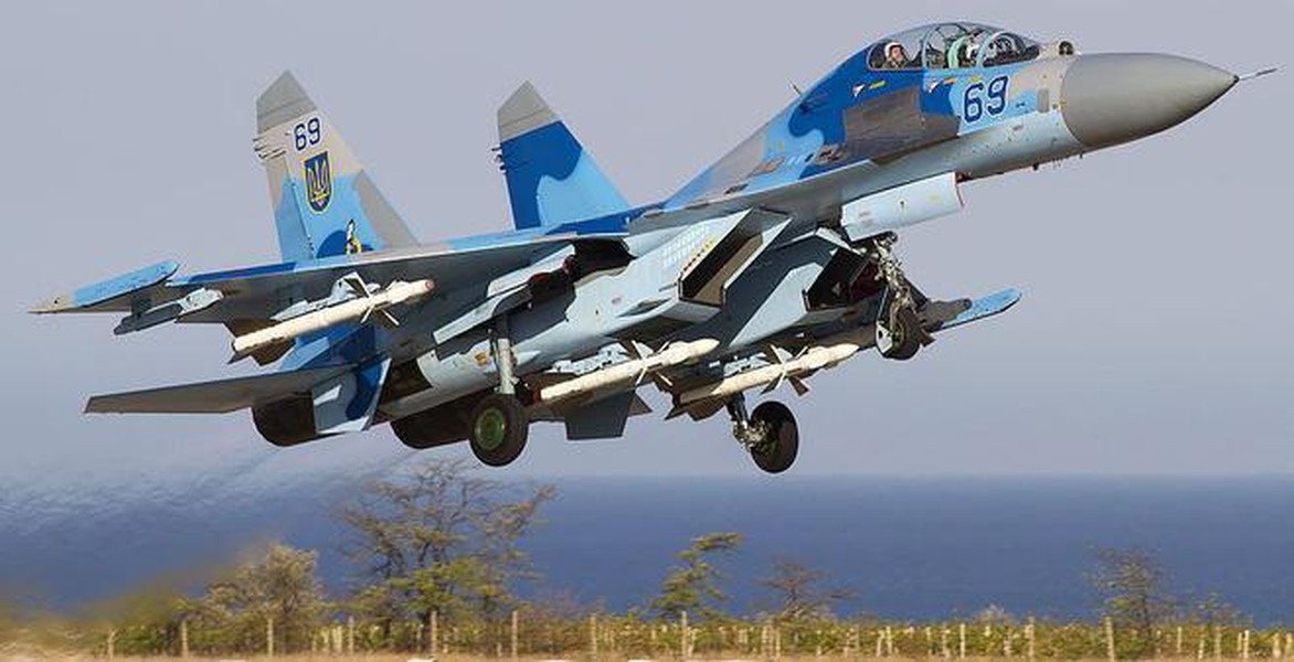 Su-27 Ukraine bị Nga bắn cháy ngay thời điểm ông Zelensky thăm chiến tuyến miền Đông