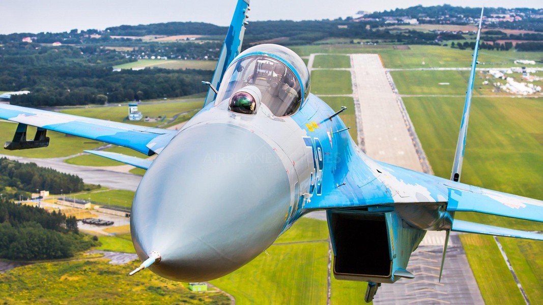 Su-27 Ukraine bị Nga bắn cháy ngay thời điểm ông Zelensky thăm chiến tuyến miền Đông