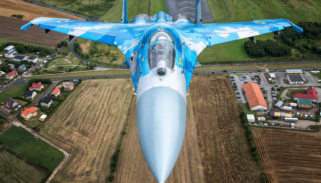 Su-27 Ukraine bị Nga bắn cháy ngay thời điểm ông Zelensky thăm chiến tuyến miền Đông