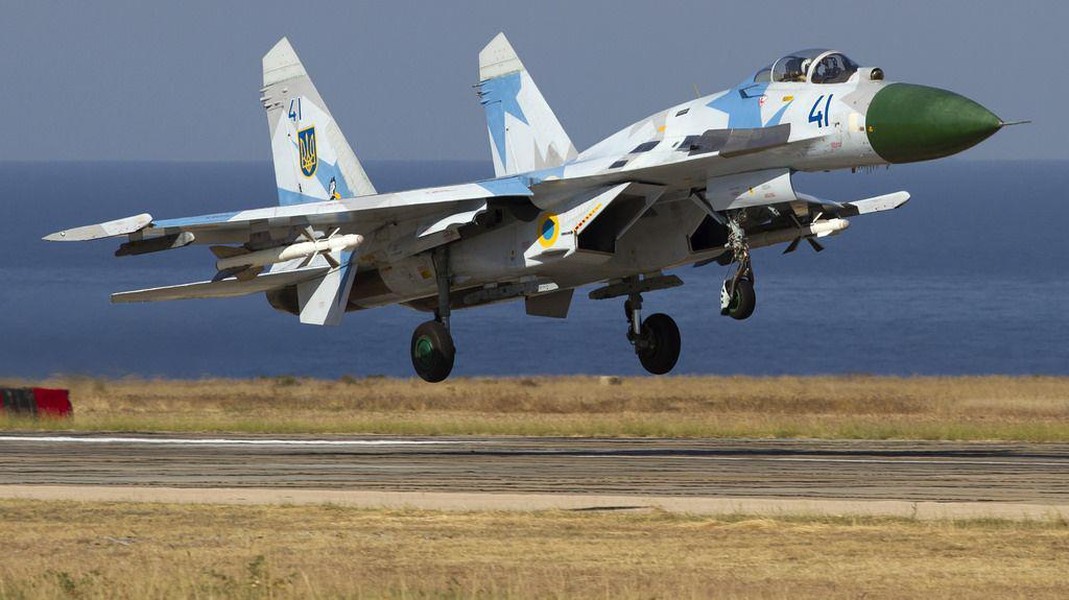 Su-27 Ukraine bị Nga bắn cháy ngay thời điểm ông Zelensky thăm chiến tuyến miền Đông