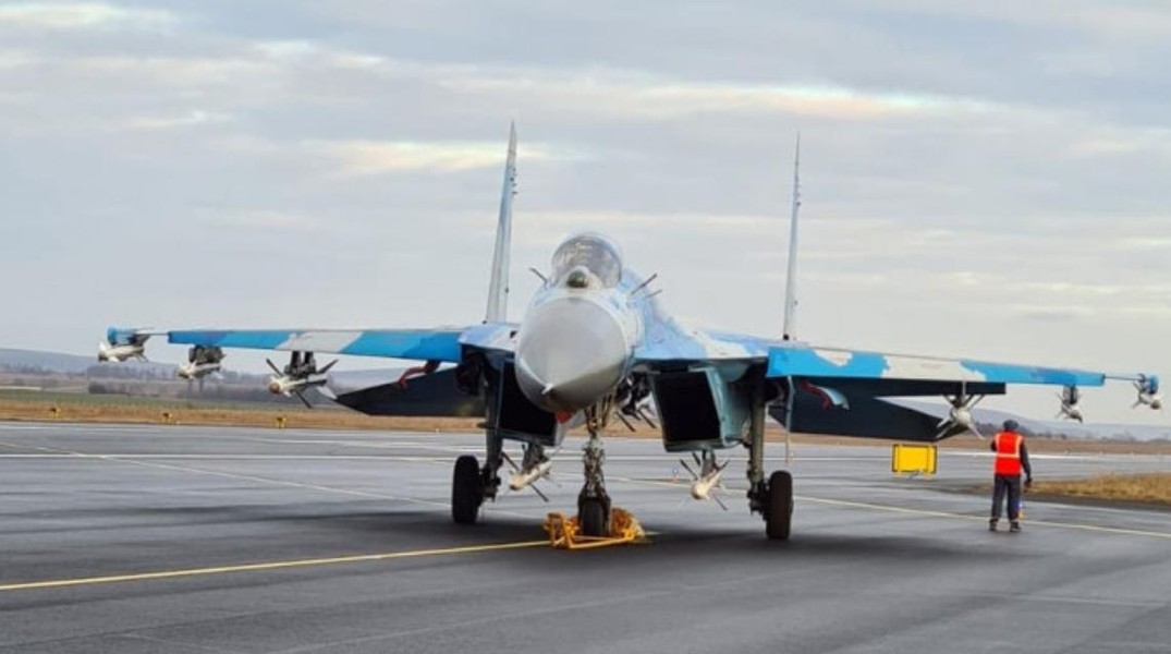 Su-27 Ukraine bị Nga bắn cháy ngay thời điểm ông Zelensky thăm chiến tuyến miền Đông