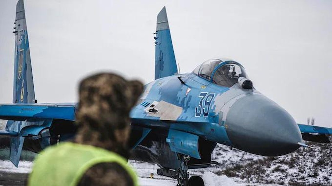 Su-27 Ukraine bị Nga bắn cháy ngay thời điểm ông Zelensky thăm chiến tuyến miền Đông