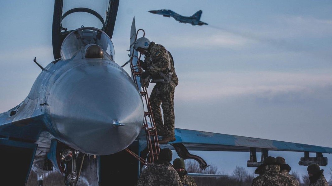 Su-27 Ukraine bị Nga bắn cháy ngay thời điểm ông Zelensky thăm chiến tuyến miền Đông