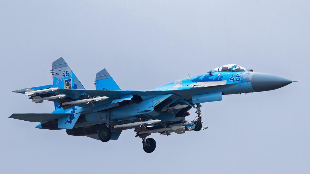 Su-27 Ukraine bị Nga bắn cháy ngay thời điểm ông Zelensky thăm chiến tuyến miền Đông