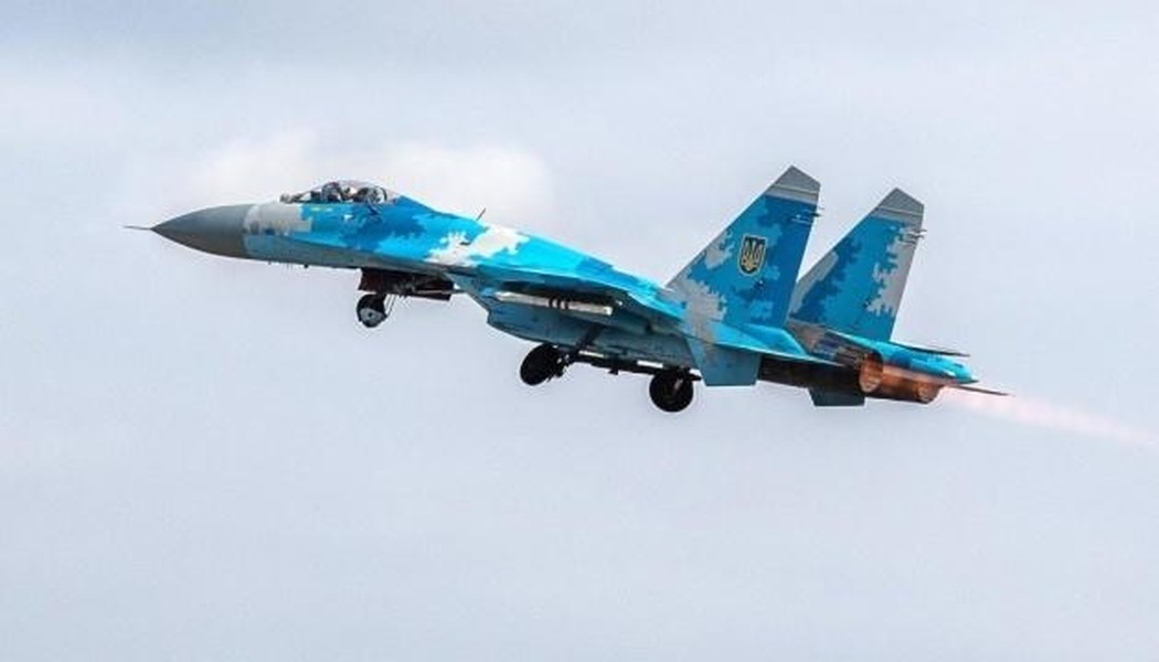 Su-27 Ukraine bị Nga bắn cháy ngay thời điểm ông Zelensky thăm chiến tuyến miền Đông