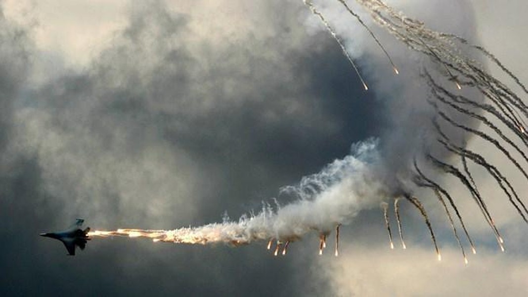 Su-27 Ukraine bị Nga bắn cháy ngay thời điểm ông Zelensky thăm chiến tuyến miền Đông