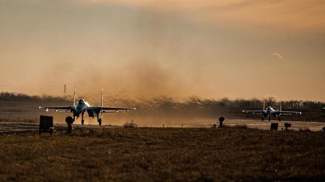 Su-27 Ukraine bị Nga bắn cháy ngay thời điểm ông Zelensky thăm chiến tuyến miền Đông