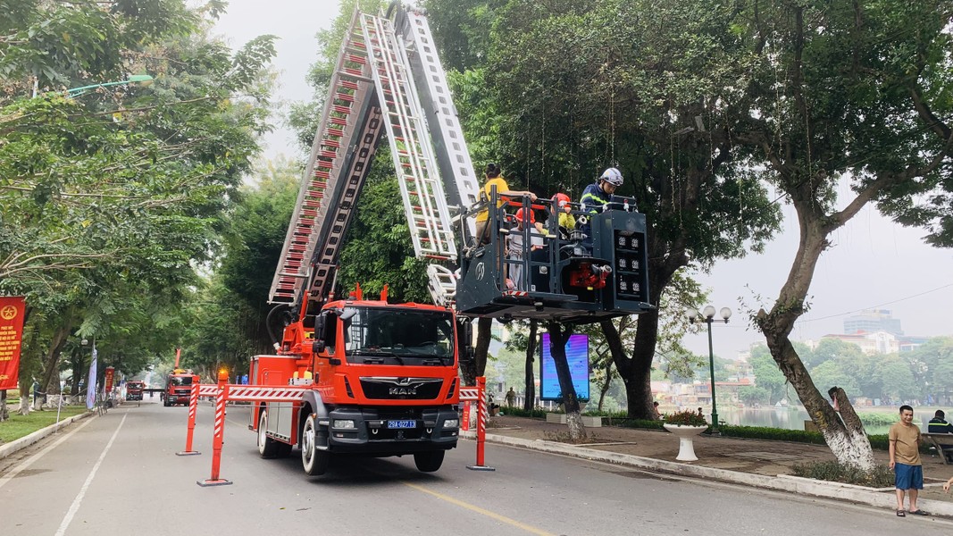 Người dân hào hứng thử thách độ cao trên xe thang cứu hỏa