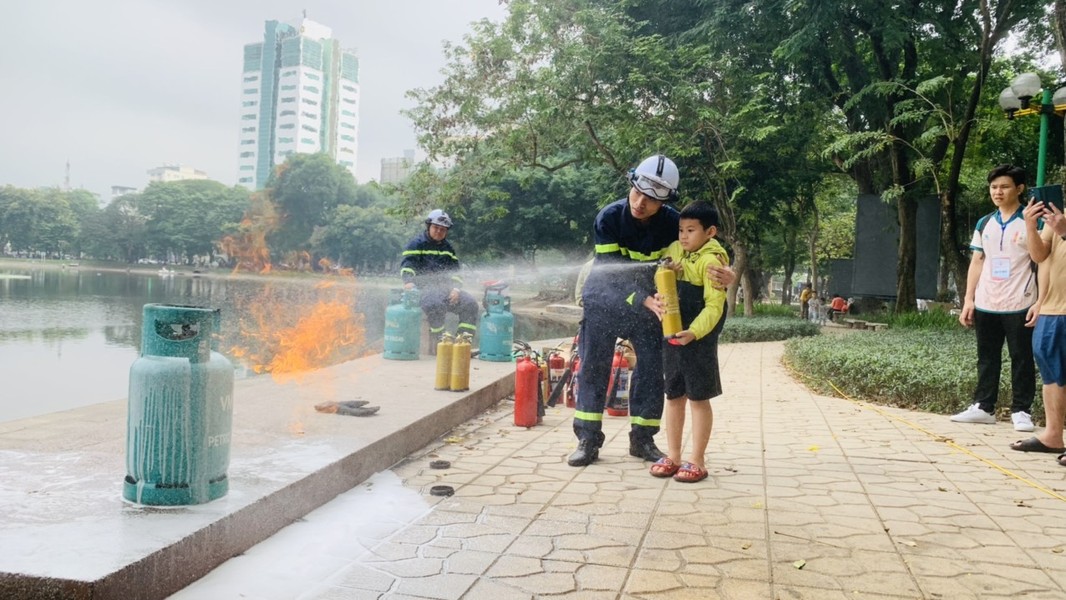 Người dân hào hứng thử thách độ cao trên xe thang cứu hỏa