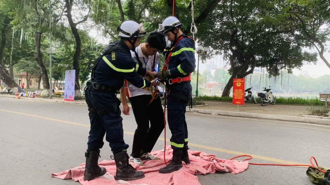 Người dân hào hứng thử thách độ cao trên xe thang cứu hỏa