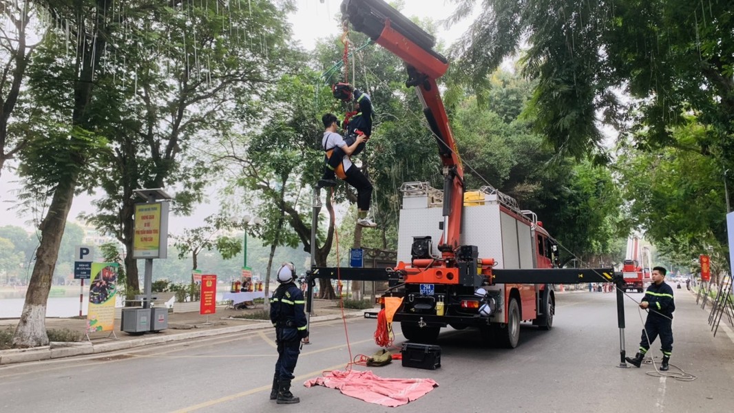 Người dân hào hứng thử thách độ cao trên xe thang cứu hỏa