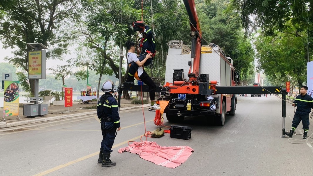 Người dân hào hứng thử thách độ cao trên xe thang cứu hỏa