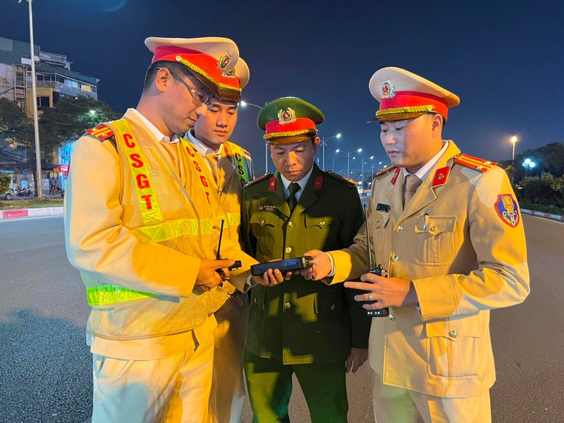 Cảnh sát giao thông xuyên đêm làm nhiệm vụ đảm bảo an toàn dịp Tết Dương lịch 2024