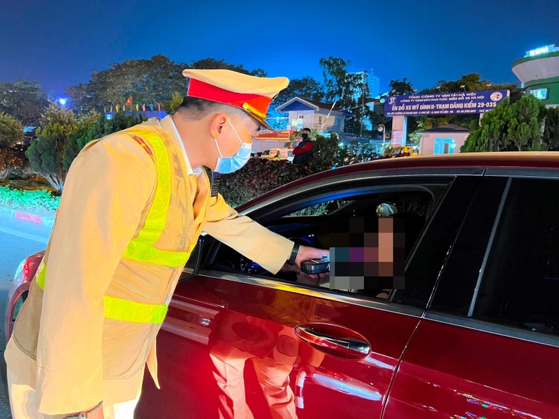 Cảnh sát giao thông xuyên đêm làm nhiệm vụ đảm bảo an toàn dịp Tết Dương lịch 2024