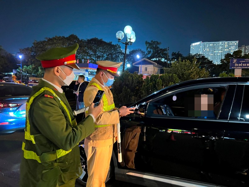 Cảnh sát giao thông xuyên đêm làm nhiệm vụ đảm bảo an toàn dịp Tết Dương lịch 2024