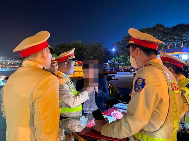 Cảnh sát giao thông xuyên đêm làm nhiệm vụ đảm bảo an toàn dịp Tết Dương lịch 2024