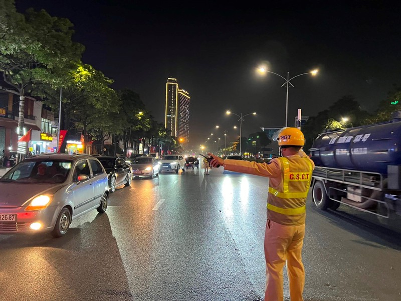Cảnh sát giao thông xuyên đêm làm nhiệm vụ đảm bảo an toàn dịp Tết Dương lịch 2024