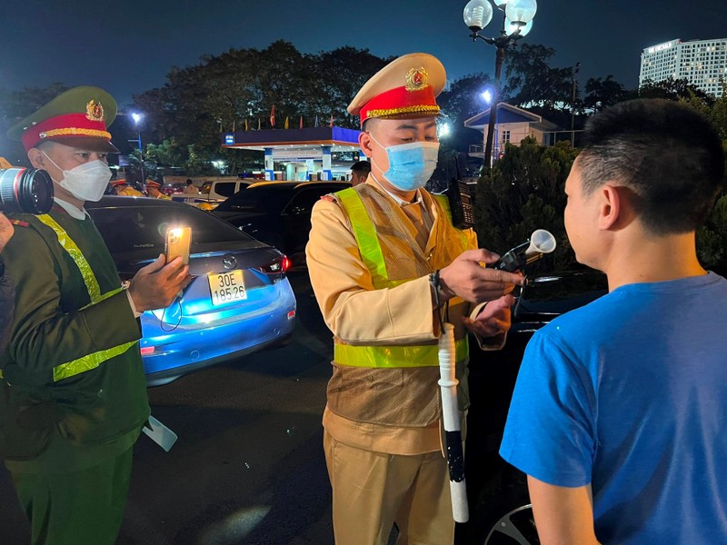 Cảnh sát giao thông xuyên đêm làm nhiệm vụ đảm bảo an toàn dịp Tết Dương lịch 2024