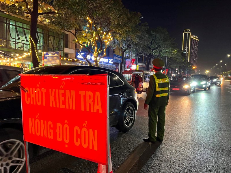 Cảnh sát giao thông xuyên đêm làm nhiệm vụ đảm bảo an toàn dịp Tết Dương lịch 2024