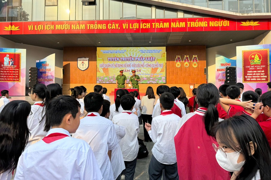 Hình ảnh lực lượng Công an tiếp nhận súng, đạn, công cụ hỗ trợ do người dân tự nguyện giao nộp