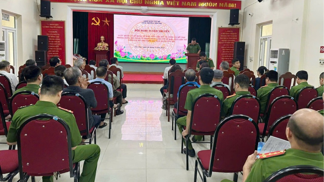 Hình ảnh lực lượng Công an tiếp nhận súng, đạn, công cụ hỗ trợ do người dân tự nguyện giao nộp