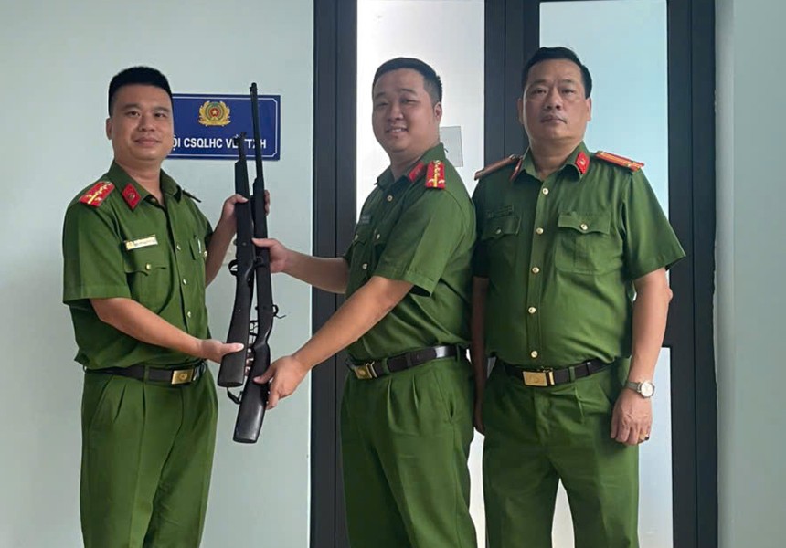 Hình ảnh lực lượng Công an tiếp nhận súng, đạn, công cụ hỗ trợ do người dân tự nguyện giao nộp