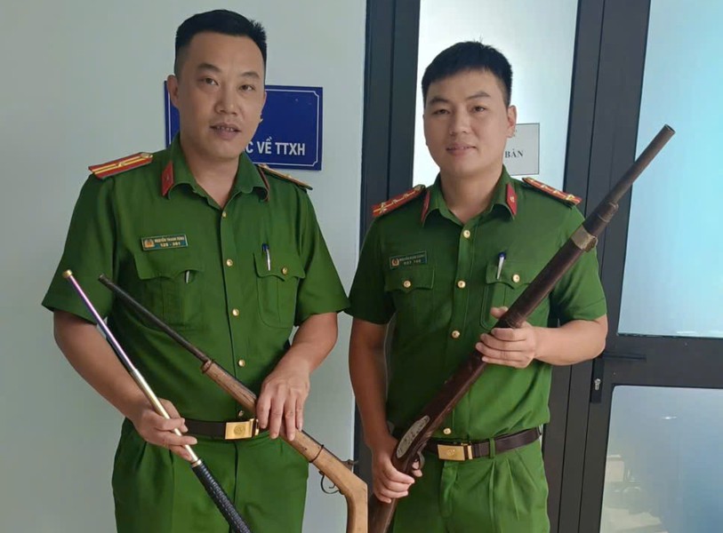 Hình ảnh lực lượng Công an tiếp nhận súng, đạn, công cụ hỗ trợ do người dân tự nguyện giao nộp