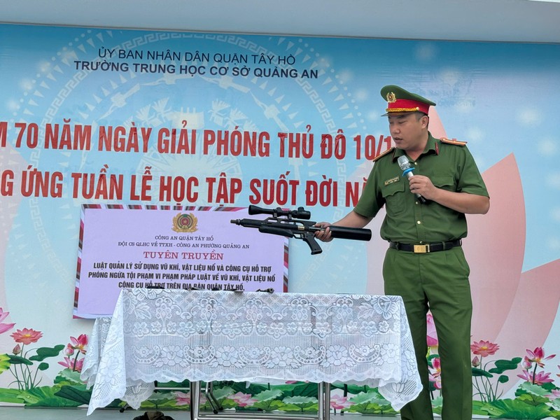 Hình ảnh lực lượng Công an tiếp nhận súng, đạn, công cụ hỗ trợ do người dân tự nguyện giao nộp